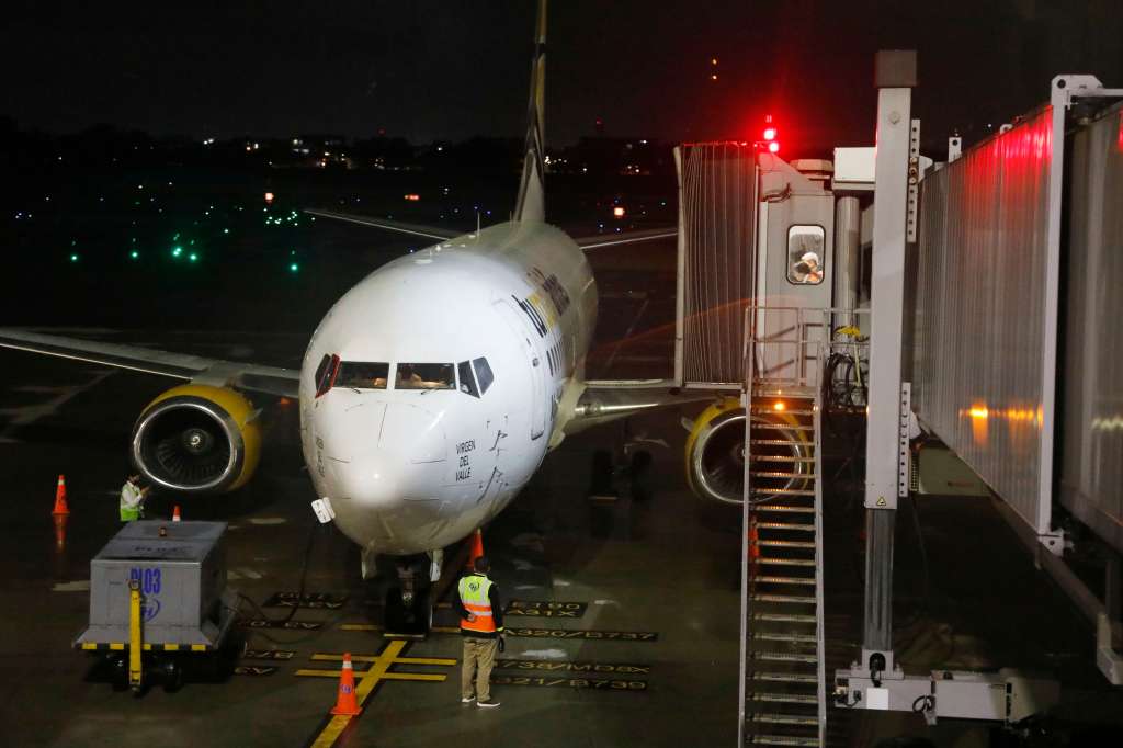 BOG400. BOGOTÁ (COLOMBIA), 04/10/2022.- El avión del vuelo 8820 de la aerolínea Turpial llega al Aeropuerto El Dorado procedente de Caracas, hoy, en Bogotá (Colombia). La aerolínea venezolana Turpial, realizó este lunes su primer vuelo procedente de Caracas (Venezuela), al Aeropuerto El Dorado de Bogotá luego de la apertura de fronteras y reactivación económica acordada por los Gobiernos de ambos países. EFE/Carlos Ortega