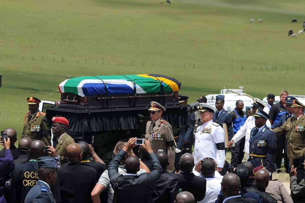 El ataúd con el cuerpo del líder sudafricano Nelson Mandela viajó desde Johannesburgo hasta Qunu, su aldea natal, en donde fue sepultado en una ceremonia tradicional. / AFP