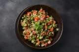 Prepara una exquisita salsa-ensalada criolla usando mezcla de vegetales