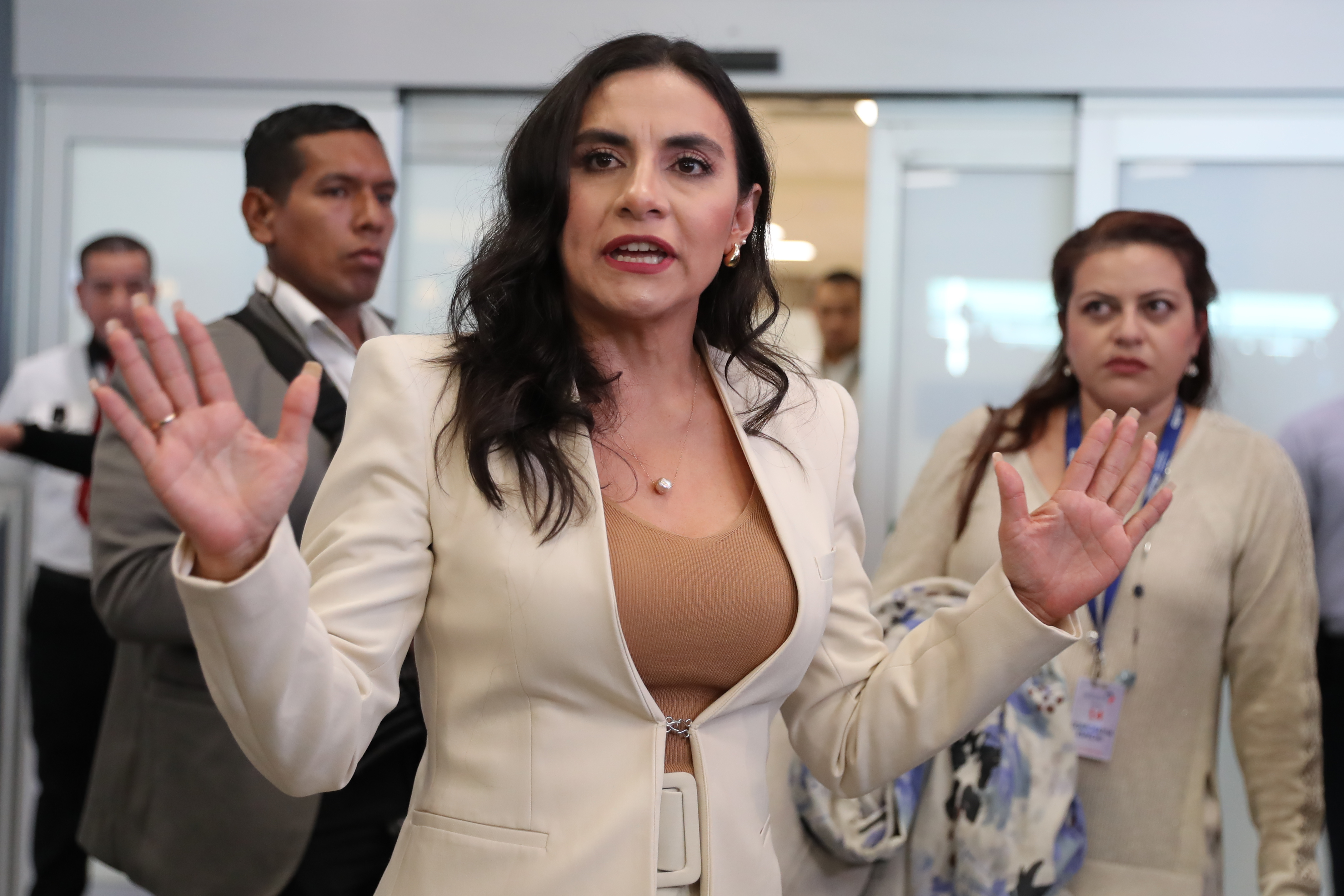 AMDEP464. QUITO (ECUADOR), 20/11/2024.- La suspendida vicepresidenta de Ecuador y embajadora en Israel, Verónica Abad, ofrece declaraciones a su llegada este miércoles, al aeropuerto Internacional Mariscal Sucre en Quito (Ecuador). Abad regresó al país para reivindicar su derecho de asumir temporalmente las funciones presidenciales conforme contempla la Constitución, cuando el jefe de Estado, Daniel Noboa, pida licencia para la campaña electoral. EFE/ José Jácome
