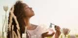 ¿El perfume se debe aplicar sobre la piel o sobre la ropa?