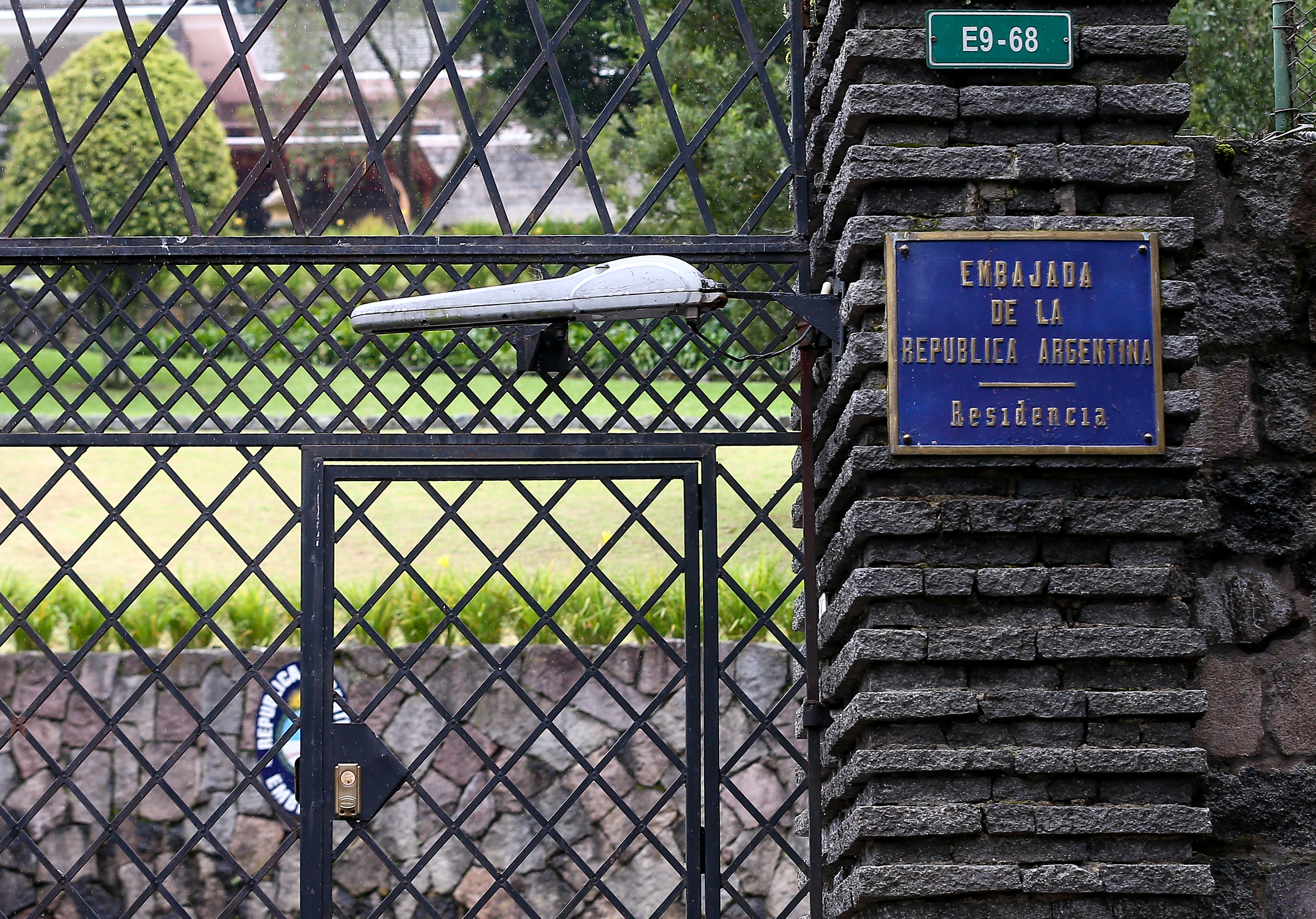 QUI01. QUITO (ECUADOR) 14/03/2023.- Fotografía de la entrada de la residencia de la embajada de Argentina en Ecuador, hoy, en Quito (Ecuador). El Ministerio de Relaciones Exteriores de Ecuador aseguró este martes que la embajada de Argentina "se ha opuesto" a entregar videos para esclarecer el "escape" de la exministra María de los Ángeles Duarte, quien estaba refugiada en la residencia de la sede diplomática desde hace más de dos años y medio para no ir a prisión por una condena por corrupción. EFE/ José Jácome