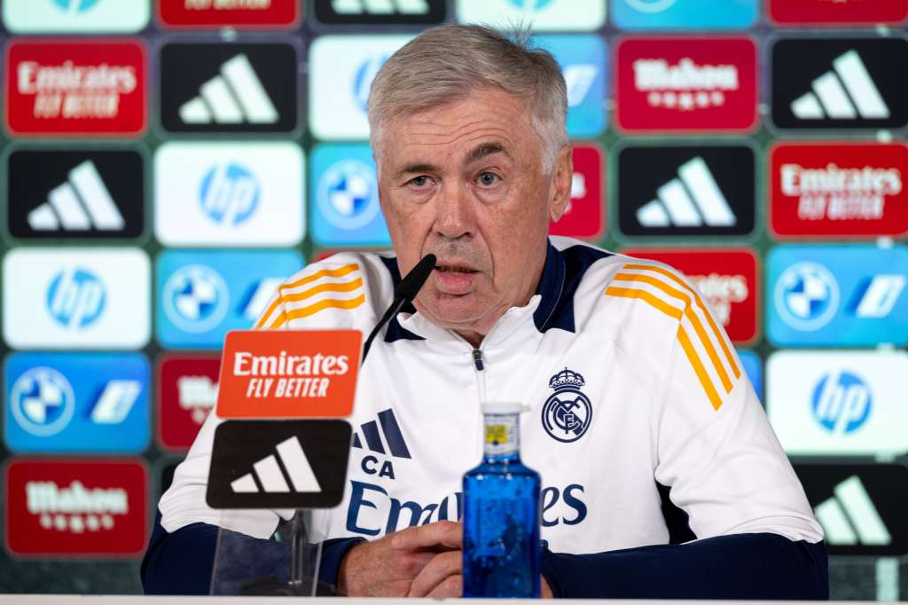 MADRID (ESPAÑA), 28/09/2024.- El entrenador del Real Madrid, Carlo Ancelotti durante la rueda de presa tras el entrenamiento del equipo este sábado en la Ciudad Deportiva de Valdebebas antes de su enfrentamiento liguero contra el Atlético de Madrid. EFE/ Daniel González