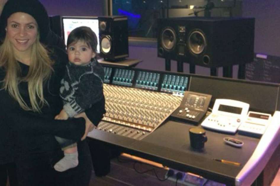 Shakira con Milan en el estudio de grabación.