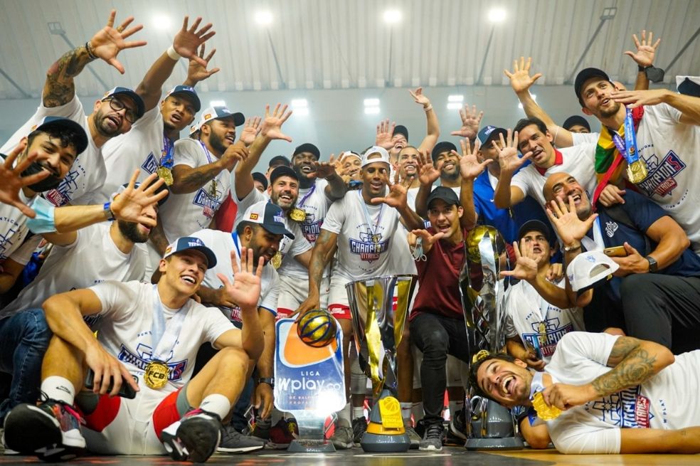 Titanes en la celebración del pentacampeonato.