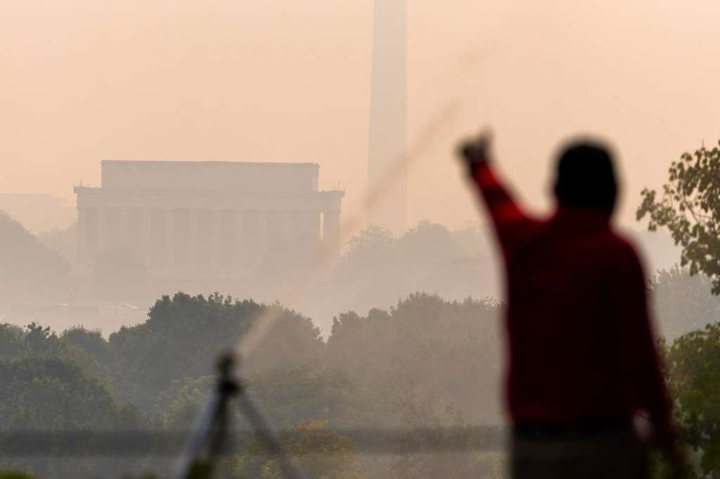 WASHINGTON (United States), 17/07/2026.- Haze from Canadian wildfires blankets the National Mall in Washington DC USA, 17 July 2026. The smoke pushed air quality levels in DC to a rare code purple. EFE/EPA/JIM LO SCALZO
