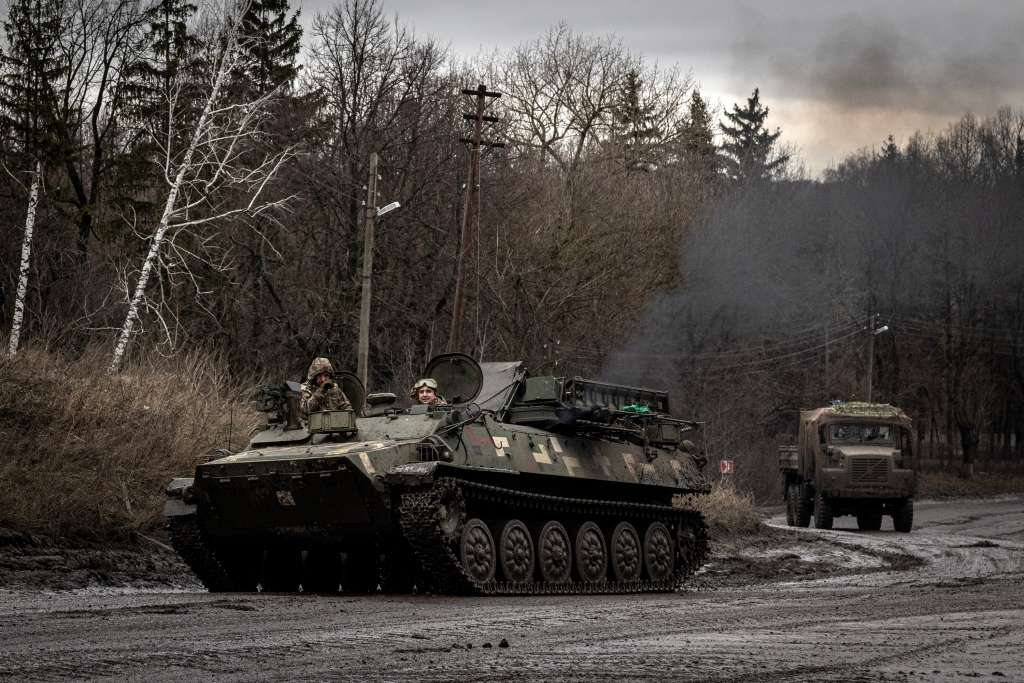 Vehículos militares ucranianos cerca de la frontera con la región rusa de Kursk, en Ucrania, el 9 de enero de 2025. Los soldados norcoreanos que luchan por Moscú en la región rusa de Kursk tienen asignadas sus propias parcelas de tierra para atacar y, a diferencia de sus homólogos rusos, avanzan casi sin vehículos blindados de apoyo.