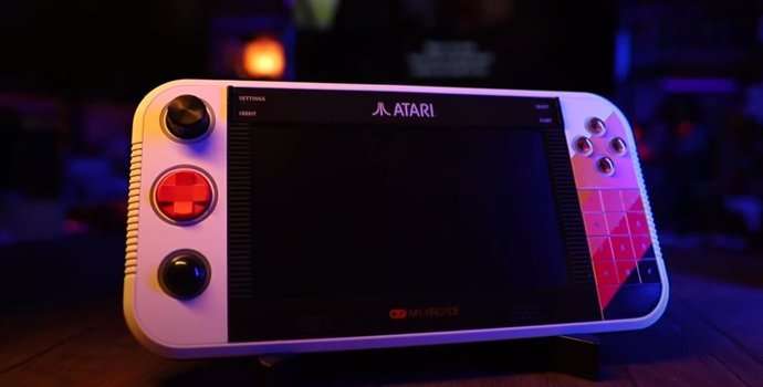 La Gamestation Go incluye un teclado numérico debajo de los botones habituales A, B, X, Y, en el lado derecho de la pantalla.