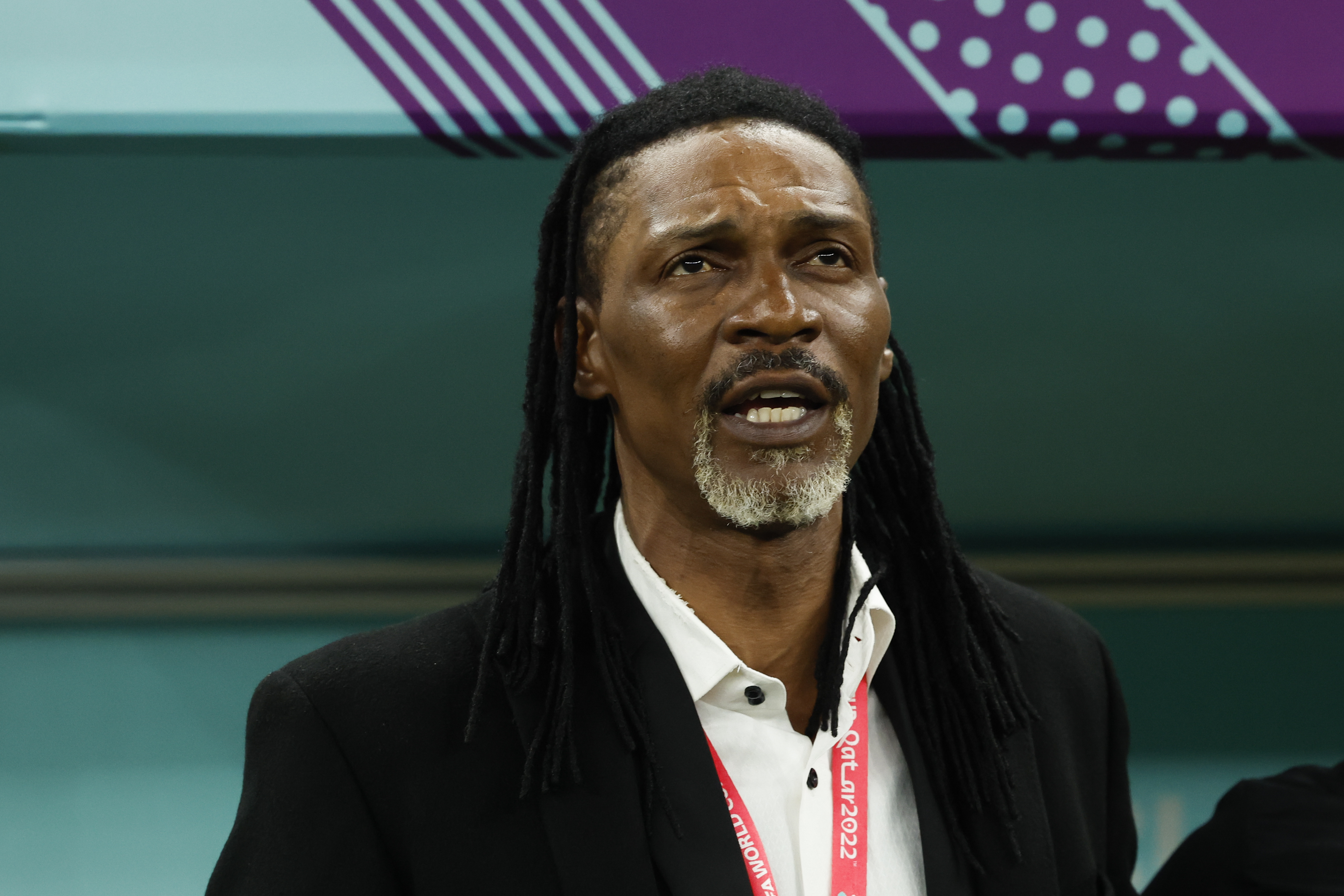 GR5362. LUSAIL (CATAR), 02/12/2022.- El seleccionador de Camerún Rigobert Song hoy, en un partido de la fase de grupos del Mundial de Fútbol Qatar 2022 entre Camerún y Brasil en el estadio de Lusail (Catar). EFE/ Juanjo Martin