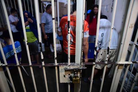 Hacinamiento en estaciones de Policía bajó a 45 %, pero persisten los retos en la justicia
