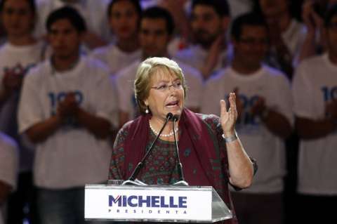 Bachelet pide renuncia a sus ministros y anuncia cambios en el gabinete