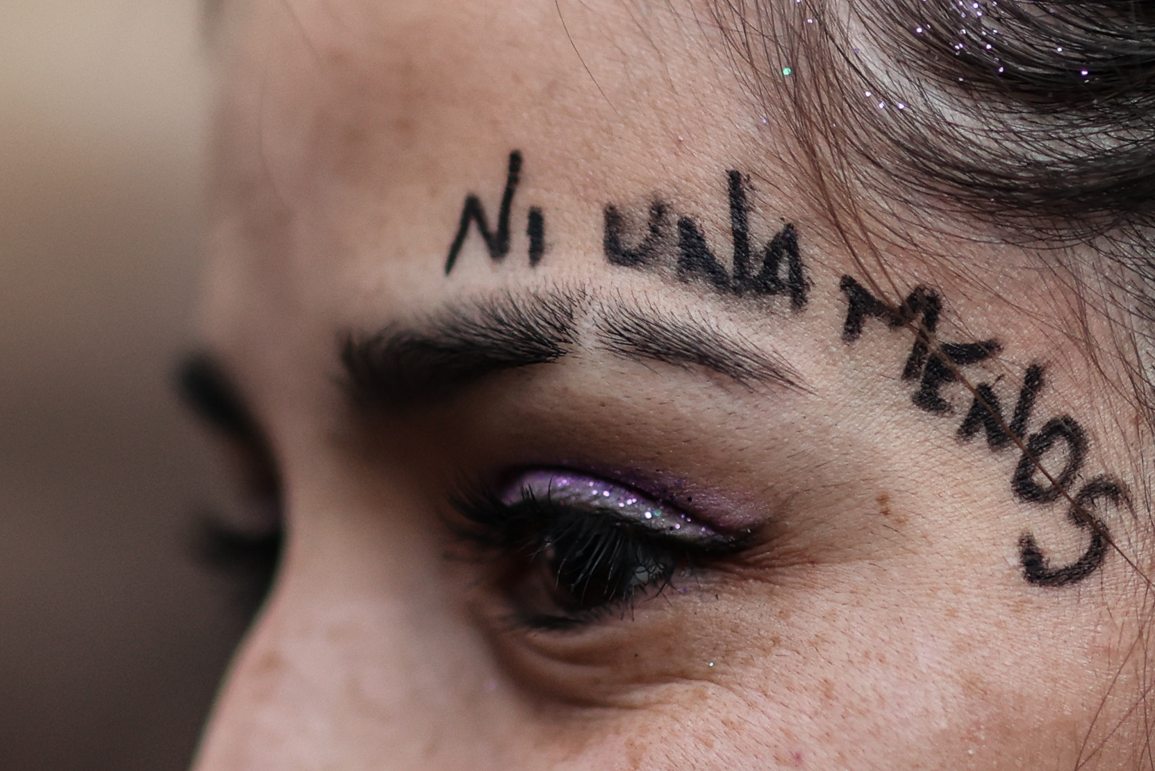-FOTODELDÍA- AME4528. BUENOS AIRES (ARGENTINA), 03/06/2022.- Una mujer participa con miles de mujeres en una marcha bajo la consigna "ni una menos" en conmemoración de los siete años de la creación de este colectivo feminista, hoy en Buenos Aires (Argentina). El movimiento "Ni una menos", que nació en Argentina el 3 de junio del 2015 y se expandió por multitud de países, volvió a salir este viernes a las calles de Buenos Aires para exigir medidas contra los feminicidios, la violencia machista y la desigualdad de género que todavía sufren las mujeres del país suramericano. Con las consignas "¡Vivas, libres y desendeudadas nos queremos!" y "El Estado es responsable", organizaciones sociales y colectivos feministas marcharon desde la histórica Plaza de Mayo hasta el Congreso argentino, en una manifestación que tuvo eco en otras ciudades del país, como Córdoba, Rosario o Ushuaia. EFE/ Juan Ignacio Roncoroni