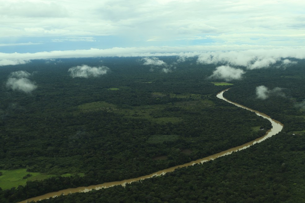 El río Inírida nace en el departamento del Guaviare, pasa por el Guainía y se une al río Guaviare a la altura de los Cerros de Mavecure.