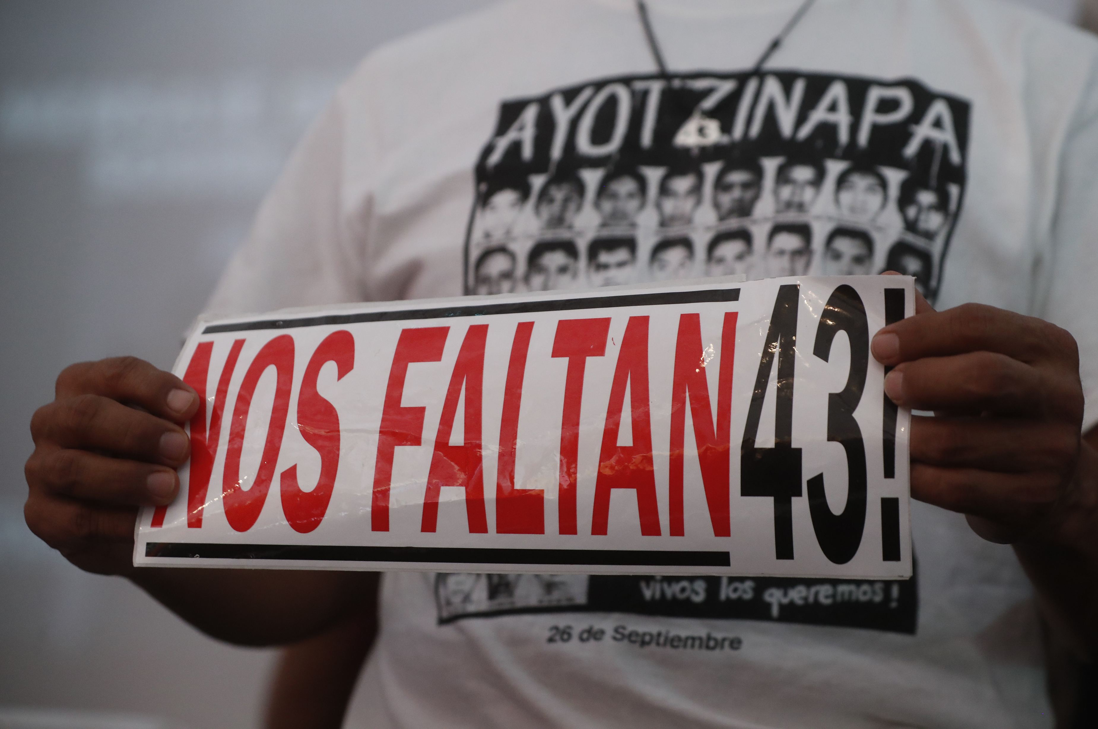MEX9489. CIUDAD DE MÉXICO (MÉXICO), 29/03/2022.- Familiares de los 43 estudiantes de Ayotzinapa, durante un mensaje este martes, del Grupo Interdisciplinario de Expertos Independientes (GIEI) de la Comisión Interamericana de Derechos Humanos (CIDH), en la Ciudad de México. Familiares de los 43 estudiantes de Ayotzinapa dijeron este martes estar "cansados" y "decepcionados" con las autoridades tras el reciente informe del grupo de expertos de la CIDH que reveló una mayor intervención de las Fuerzas Armadas de México en la investigación, así como una total "simulación" en la primera versión oficial del caso. EFE/Mario Guzmán