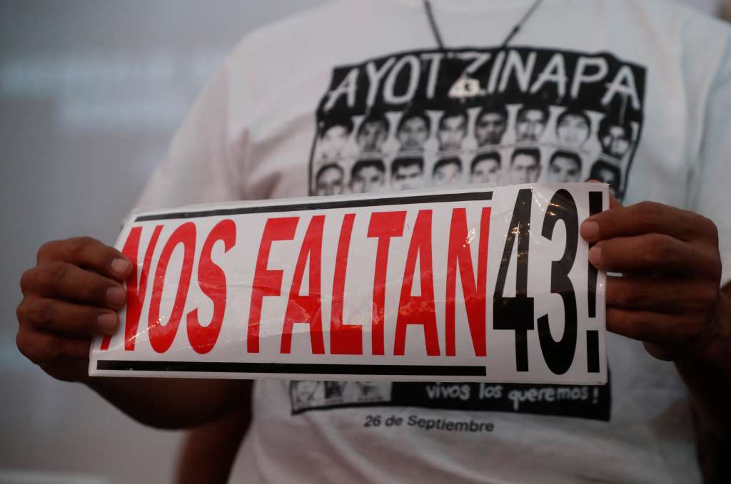 MEX9489. CIUDAD DE MÉXICO (MÉXICO), 29/03/2022.- Familiares de los 43 estudiantes de Ayotzinapa, durante un mensaje este martes, del Grupo Interdisciplinario de Expertos Independientes (GIEI) de la Comisión Interamericana de Derechos Humanos (CIDH), en la Ciudad de México. Familiares de los 43 estudiantes de Ayotzinapa dijeron este martes estar "cansados" y "decepcionados" con las autoridades tras el reciente informe del grupo de expertos de la CIDH que reveló una mayor intervención de las Fuerzas Armadas de México en la investigación, así como una total "simulación" en la primera versión oficial del caso. EFE/Mario Guzmán