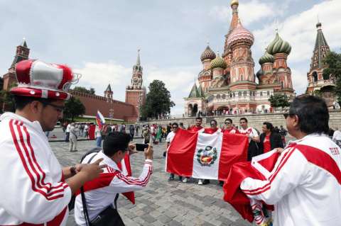 Rusia 2018: Los hinchas peruanos tiñen de blanco y rojo a Moscú