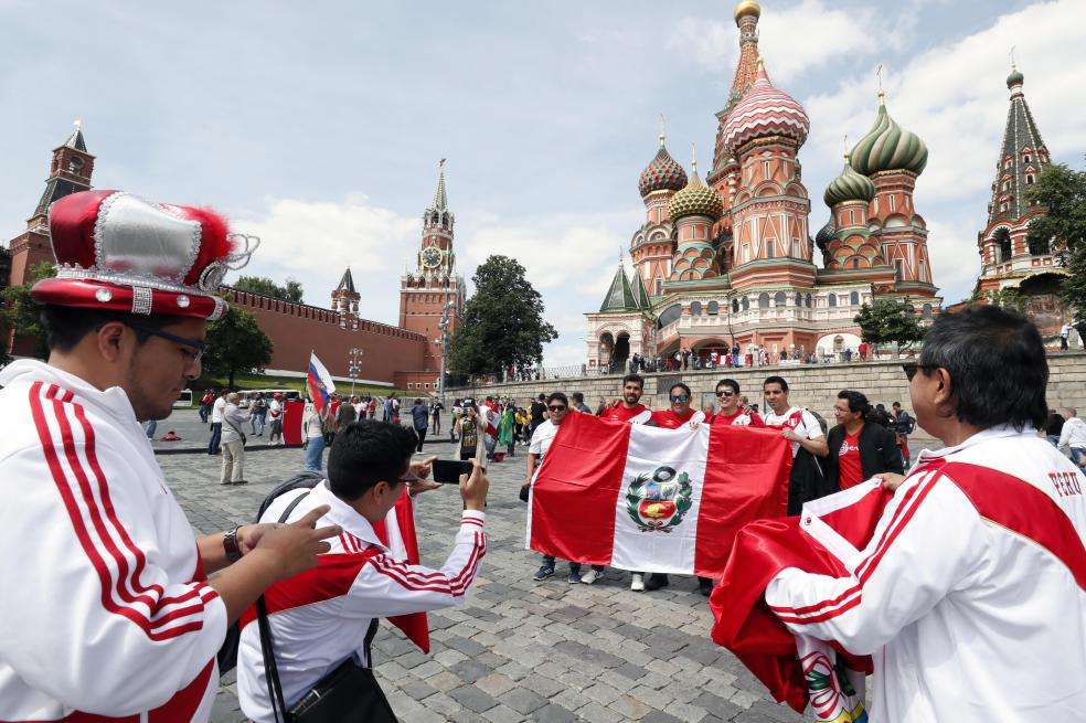 Los hinchas peruanos se han tomado las principales calles y plazas de Moscú, en donde está concentrada su selección. / EFE