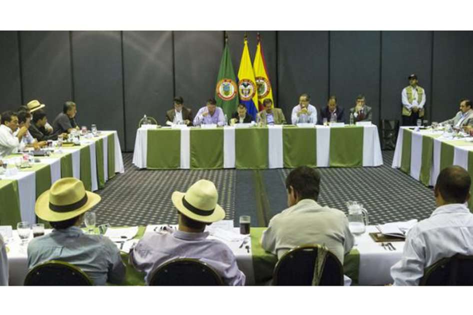 El Vicepresidente de la República, Angelino Garzón, en compañía de varios Ministros del Despacho, se reunieron con los líderes cafeteros en Pereira (Risaralda) para buscar salidas concertadas al paro cafetero.