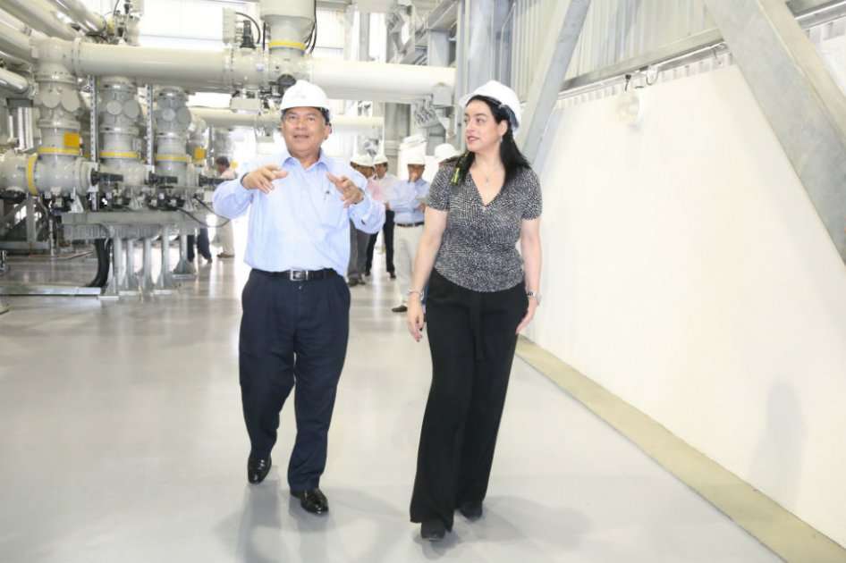 El ministro Amylkar Acosta y la presidente del Grupo de Energía de Bogotá, Sandra Fonseca