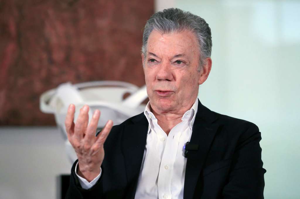 AME560. BOGOTÁ (COLOMBIA), 05/03/2026.- El expresidente de Colombia Juan Manuel Santos habla durante entrevista con EFE este martes, en Bogotá (Colombia). Santos cree que ha llegado el momento de que una mujer dirija la ONU para que ese organismo pueda abordar mejor sus desafíos 80 años después de su creación, como la paz mundial y la preservación del planeta. EFE/ Carlos Ortega