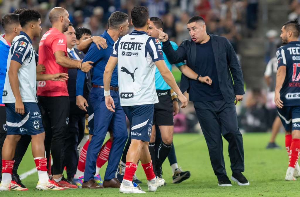 AME4944. MONTERREY (MÉXICO), 04/05/2025.- Efrain juarez (d) entrenador de pumas discute al final del juego con Martin Demichelis (i, azul) entrenador de Monterrey este domingo, en el partido correspondiente al Play In 2 del Torneo Clausura 2025 en el estadio BBVA, en Monterrey (México). EFE/Miguel Sierra
