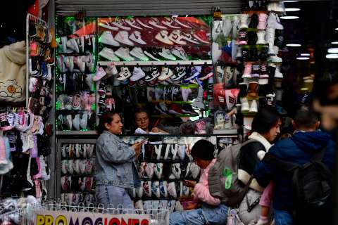 ¿Estamos comprando menos? Calzado, licor y ropa lideran las caídas del comercio en Colombia