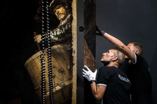 El marco se agrega al 'Night Watch' de 1642 en el Rijksmuseum Museum durante la 'Operation Night Watch', la investigación más grande jamás realizada sobre la pintura del maestro holandés.