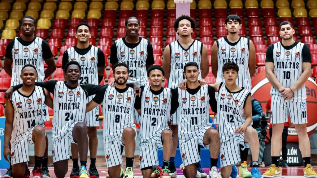 Los jugadores de Piratas de Bogotá, en el Coliseo Cubierto El Salitre.