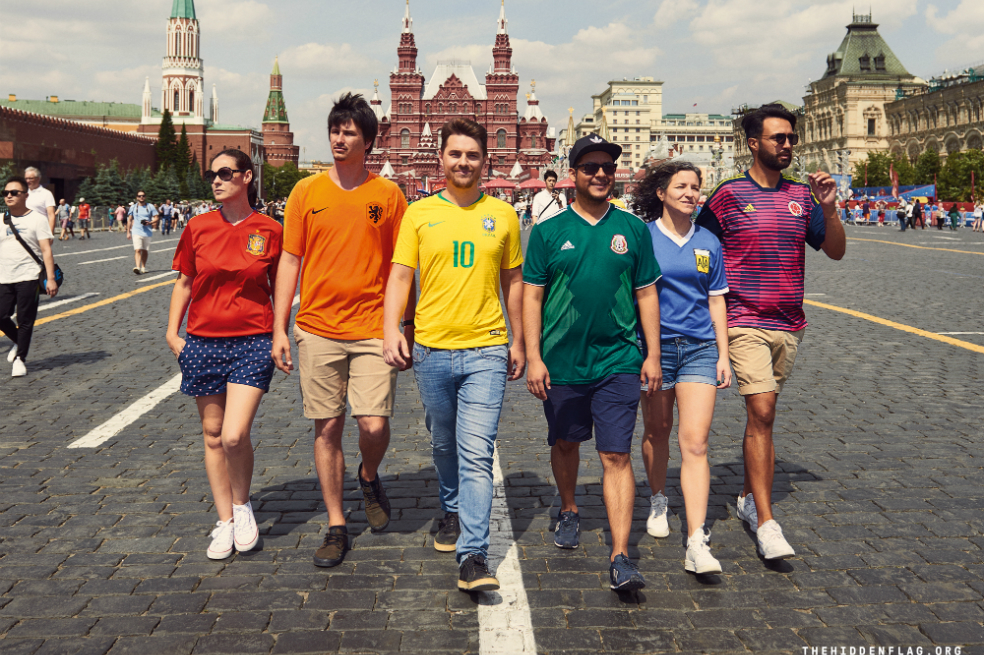 La iniciativa comenzó en Moscú el 28 de junio, coincidiendo con el día oficial del Orgullo LGTBI. Los equipos creativos detrás de la idea en Moscú fueron LOLA MullenLowe, el fotógrafo JaverTles, la productora Primo y la directora de cine Michelle Cassis. / Javier Tles / The Hidden Flag