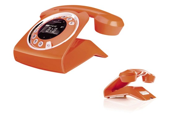 Teléfono modernamente antiguo