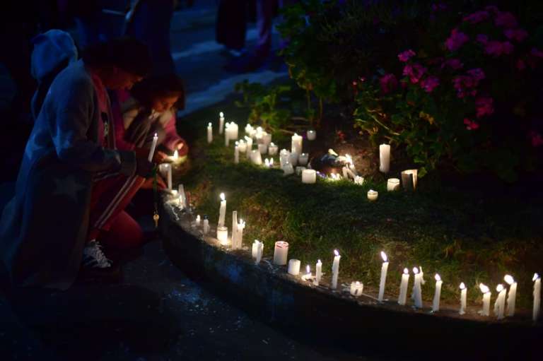 Velatón en el barrio La Sierra, San Cristóbal, por la salud de los niños que se debaten entre la vida y la muerte tras un grave accidente.