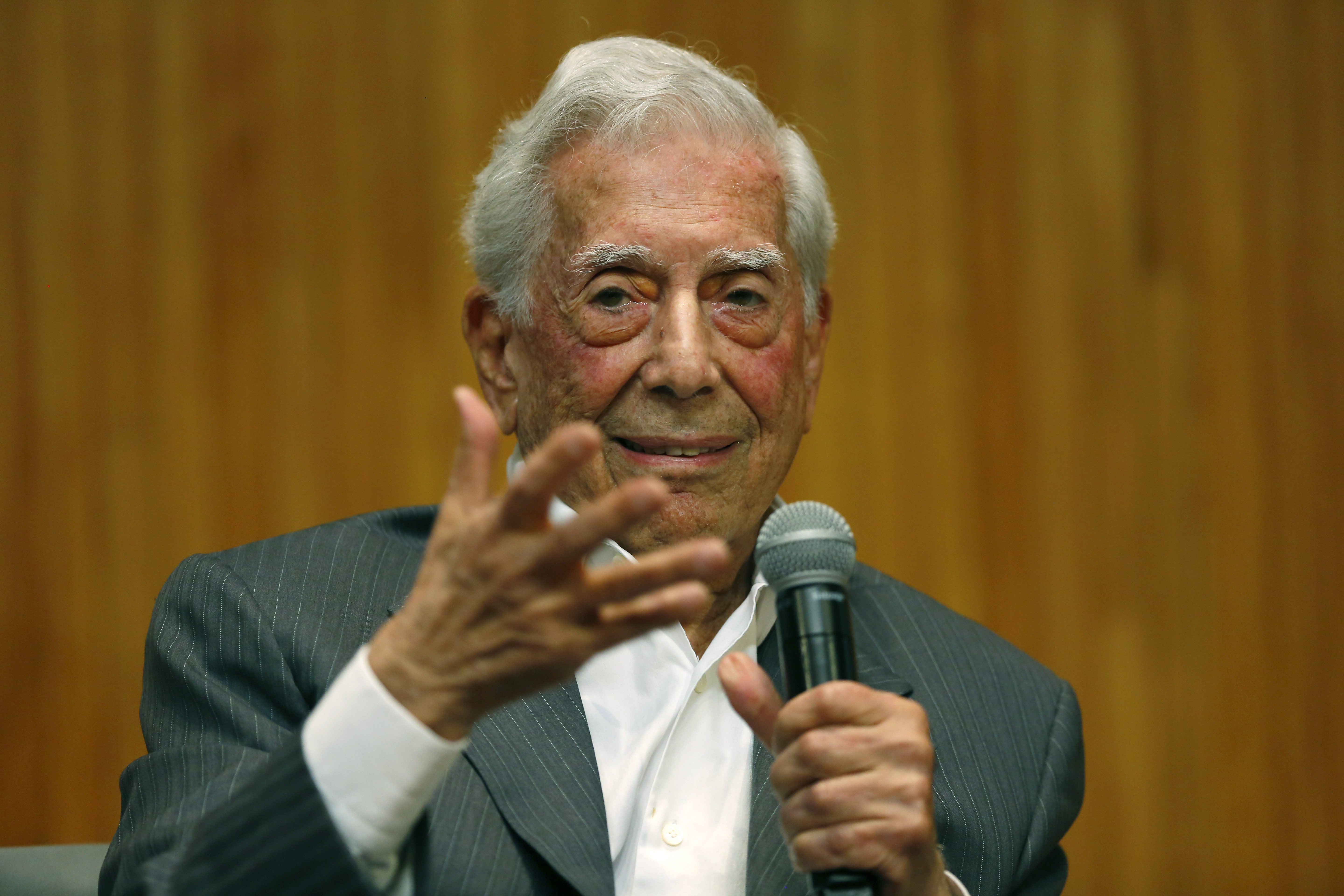 MEX6314.GUADALAJARA (MÉXICO), 28/05/2023.- El escritor peruano, Mario Vargas Llosa, habla hoy durante una conferencia de prensa en la V Bienal Mario Vargas Llosa, en la Universidad de Guadalajara (México). La literatura contemporánea ha alcanzado niveles de mucha creatividad y originalidad que la ponen a la par de las de otros países de Europa, afirmó este domingo en México el Nobel de Literatura peruano Mario Vargas Llosa durante una conferencia en la V Bienal Mario Vargas Llosa. EFE/ Francisco Guasco