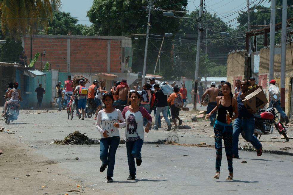 Los saqueos y el caos son el pan de cada día en Venezuela. Maracay es hoy una ciudad fuera de control: reflejo de lo que pasa en todo el país.  / AFP