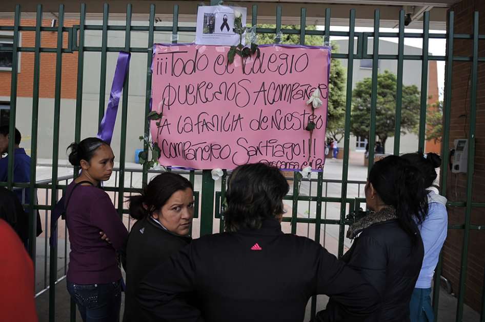 Pancarta en la puerta del colegio en honor a Santiago Sánchez. / Gustavo Torrijos