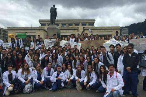 "Hace un rato firmé la ley de residentes": Minsalud