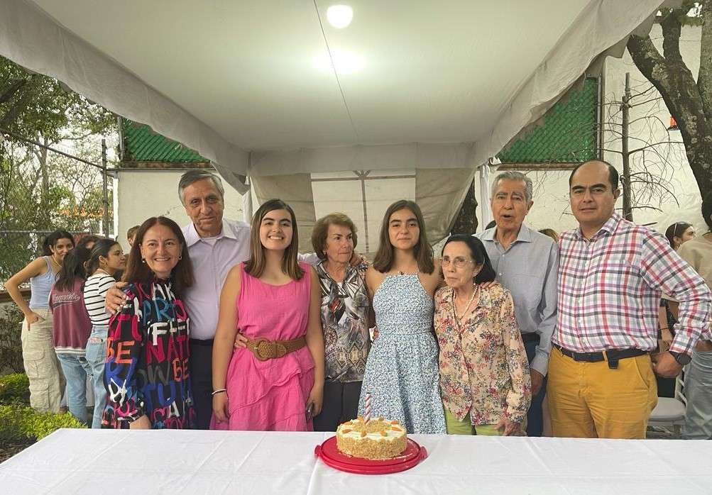 Ana María Serrano, junto a sus papás y sus abuelos en una celebración de cumpleaños en México.