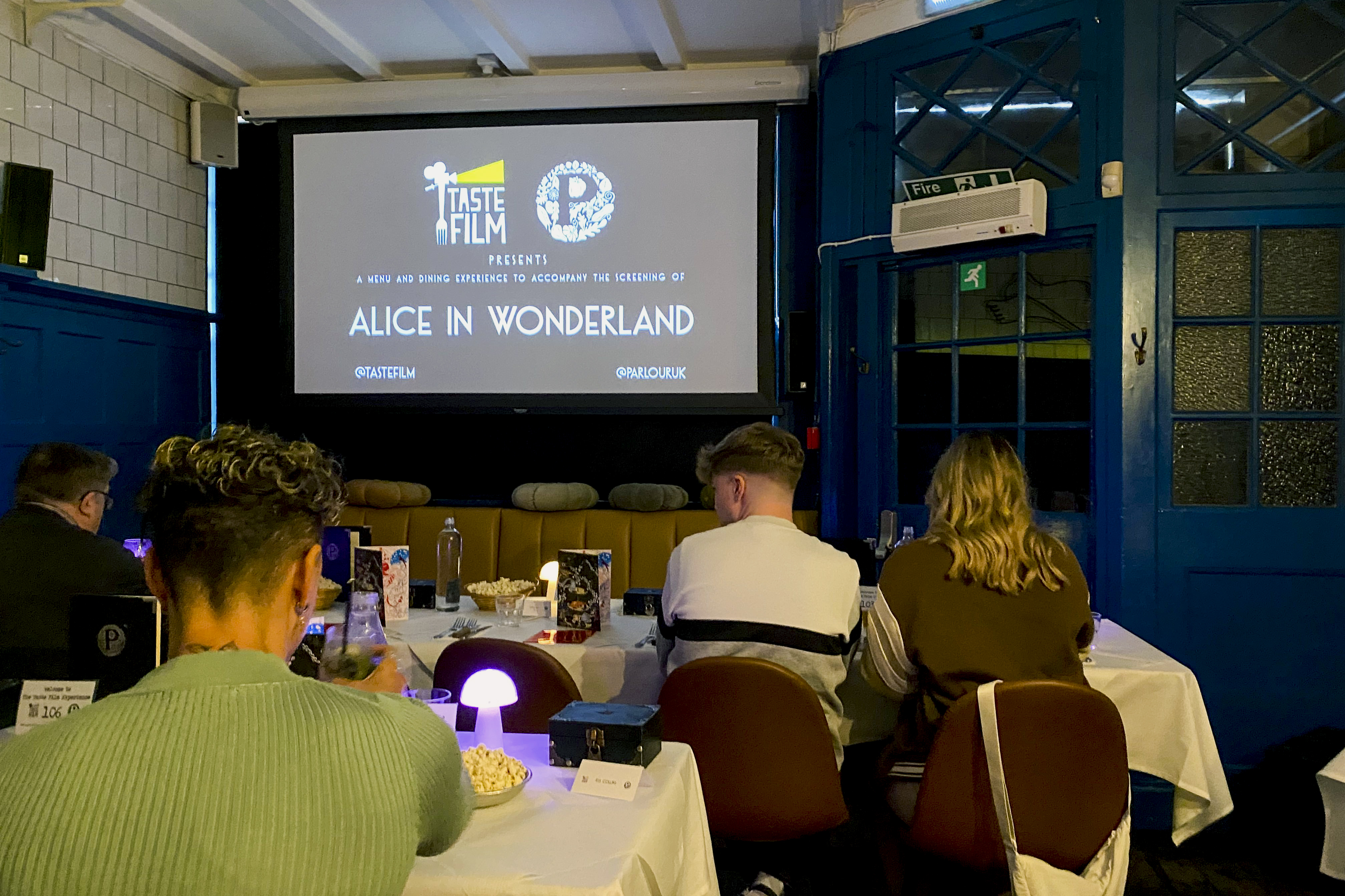 LONDRES (REINO UNIDO9, 01/04/2024.- Instantes previos a la emisión de la película 'Alicia en el país de las maravillas' en un restaurante de Londres. Las comidas de películas como 'Alicia en el país de las maravillas', 'Ratatouille', 'Pulp Fiction' o 'Shrek' pasan de la gran pantalla a la mesa de algunos restaurantes de Londres. EFE/Cristina Alonso Pascual