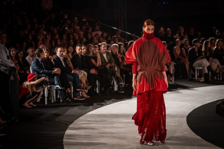 La colección integró cerca de diez técnicas artesanales desarrolladas junto a comunidades de diferentes regiones del país, una aproximación que ha definido el trabajo de la diseñadora desde sus inicios.