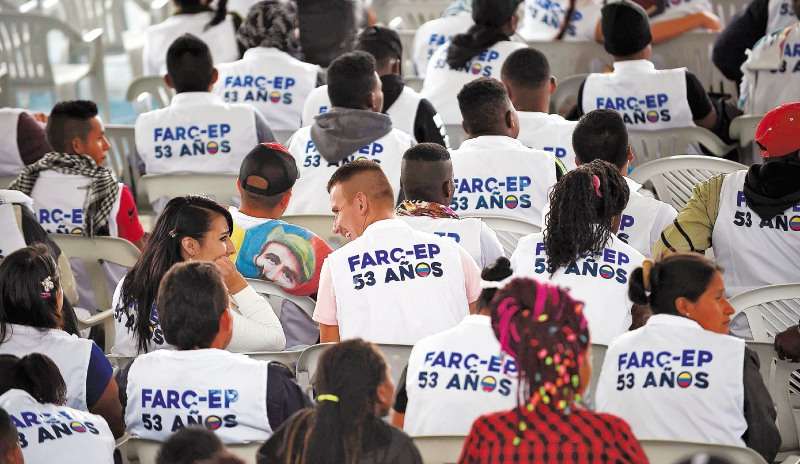 Miembros de las Fuerzas Armadas Revolucionarias de Colombia (Farc) asisten a una ceremonia como parte del proceso de paz en Buenos Aires, departamento de Cauca (Colombia), el 13 de junio de 2017.