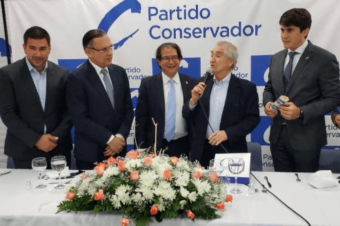 Partido Conservador entrega “carné azul” a minagricultura