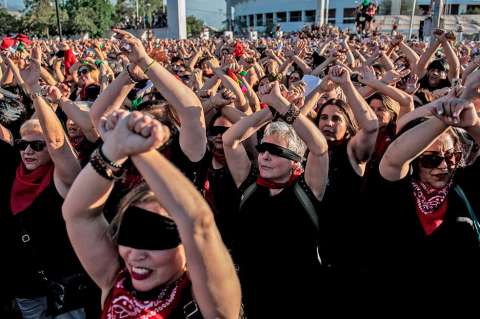 Al son de "Un violador en tu camino" protestan miles de chilenas mayores de 40