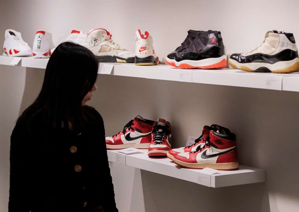 New York (United States), 05/12/2022.- A person looks at sneakers, including a pair of Michael Jordan game-worn and signed original 1985 Air Jordan 1 sneakers estimated to sell for over 200,000 US dollar (190,000 euro) on display for an online auction ending this week entitled 'The Greats' put on by the new 'Sneakers, Streetwear and Collectibles' department at Christie'Äôs auction house in New York, New York, USA, 05 December 2022. The auction features 'sneakers, streetwear and collectibles from contemporary culture'. (Jordania, Estados Unidos, Nueva York) EFE/EPA/JUSTIN LANE