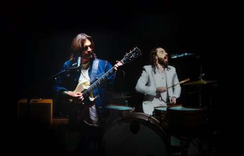 Juanes y Jay de la Cueva reinterpretan el villancico “El niño del tambor”