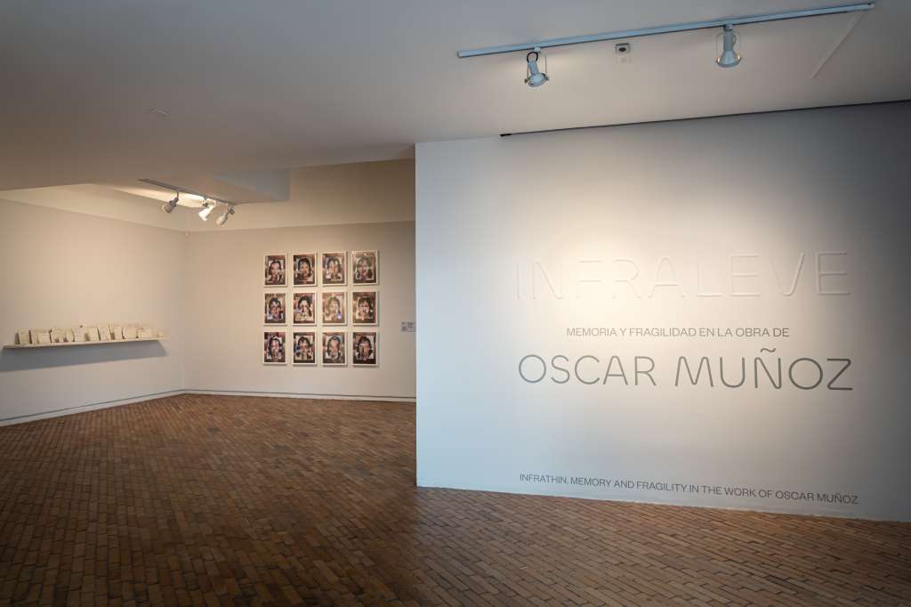 Plano general de la exposición "Infraleve. Memoria y fragilidad en la obra" de Óscar Muñoz.