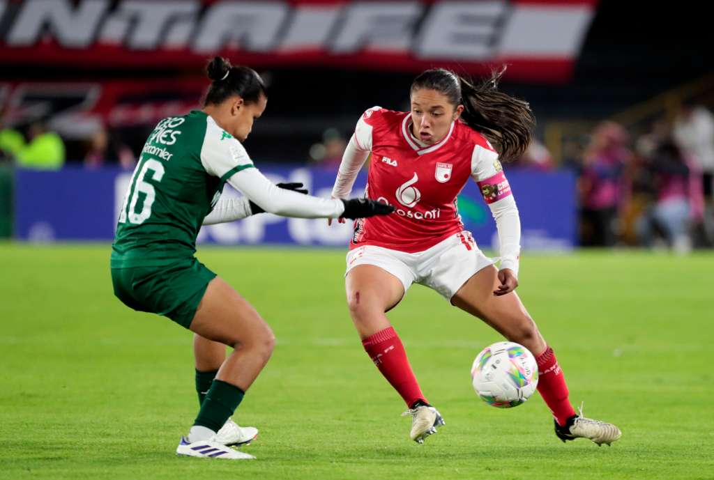 AME1071. BOGOTÁ (COLOMBIA), 16/08/2024.- Camila Reyes (d) de Santa Fe disputa el balón con Juana Ortegón de Cali este viernes, en la final de la Liga Profesional Femenina entre Santa Fe y Deportivo Cali en el estadio El Campín en Bogotá (Colombia). EFE/ Carlos Ortega