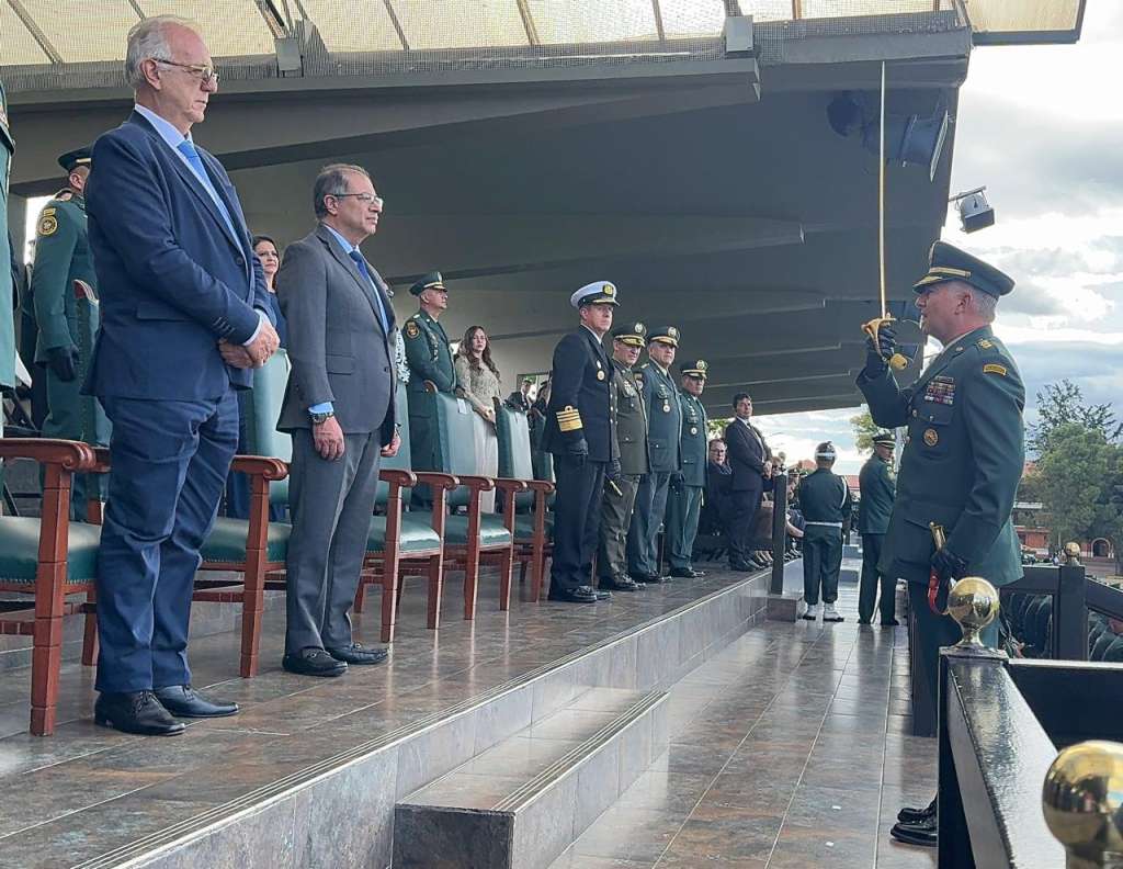 Durante la ceremonia de cambio de mando, el jefe de Estado le dijo al mayor general Luis Emilio Cardozo. El presidente resaltó el tema del robo de armas y municiones.
