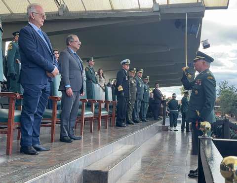 Las primeras órdenes del presidente Gustavo Petro al nuevo comandante de Ejército