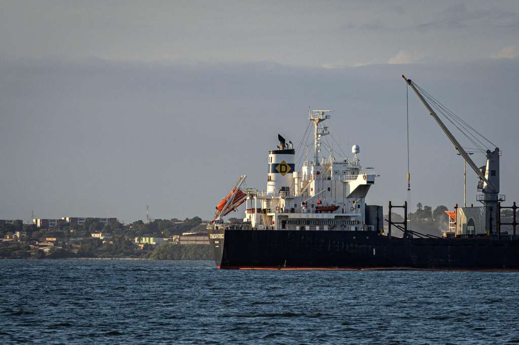 AME3251. MARACAIBO (VENEZUELA), 08/01/2026.- Fotografía que muestra un buque petrolero navegando en el Lago de Maracaibo este jueves, en Maracaibo (Venezuela). Después de capturar a Maduro, Trump ha priorizado el petróleo de Venezuela, que tiene las mayores reservas del mundo, el equivalente a 364.000 millones de barriles o el 17 % del total, aunque su producción solo representa el 1 % global, indicó Standard & Poor's (S&P) en un análisis. EFE/ Henry Chirinos
