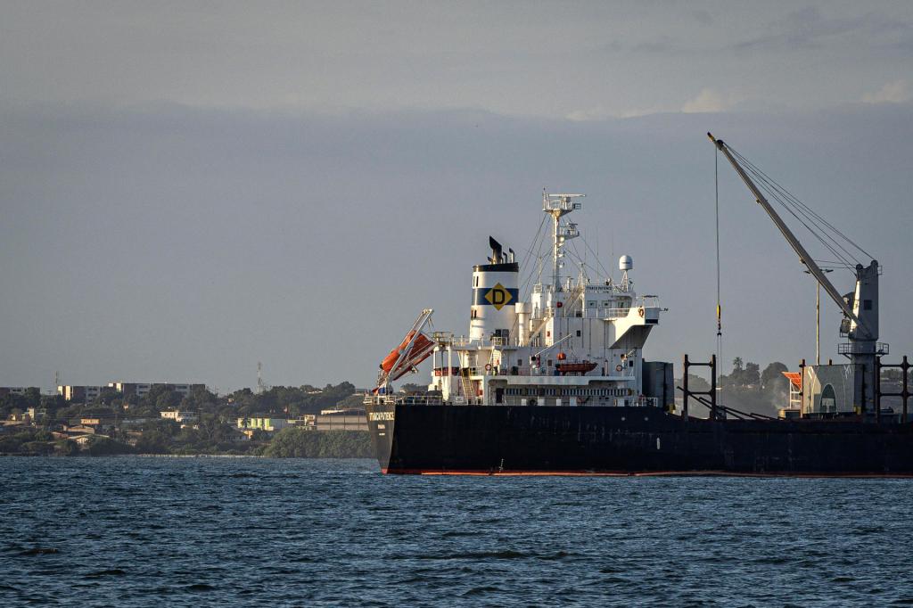 AME3251. MARACAIBO (VENEZUELA), 08/01/2026.- Fotografía que muestra un buque petrolero navegando en el Lago de Maracaibo este jueves, en Maracaibo (Venezuela). Después de capturar a Maduro, Trump ha priorizado el petróleo de Venezuela, que tiene las mayores reservas del mundo, el equivalente a 364.000 millones de barriles o el 17 % del total, aunque su producción solo representa el 1 % global, indicó Standard & Poor's (S&P) en un análisis. EFE/ Henry Chirinos