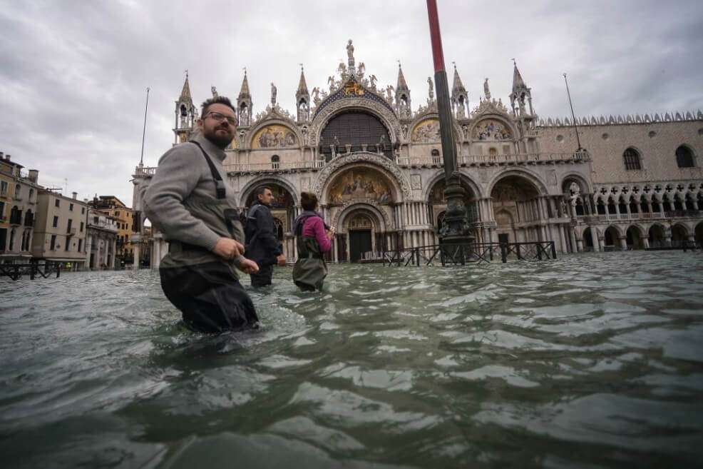 El martes, la ciudad vivió sus peores inundaciones en 53 años, cuando llegó a 187 cm, un nivel solo superado el 4 de noviembre de 1966, cuando el agua alcanzó los 194 cm. / AFP